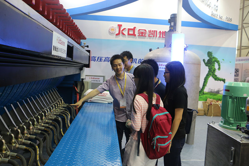 領(lǐng)導(dǎo)視察金凱地壓濾機