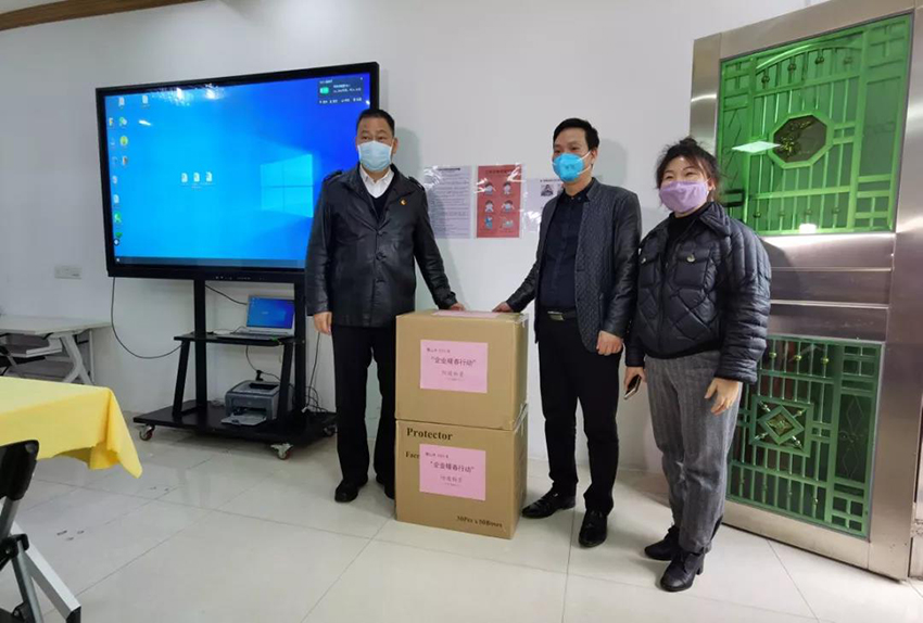 佛山市市委常委、政法委書記鄧建偉代表市政府為金凱地送上緊缺防疫物資口罩一批