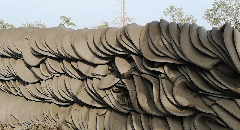 污水泥漿經過超高壓壓濾機過濾濃縮后濾餅是這樣子